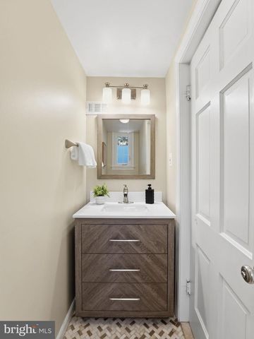 2328 S NASH ST, Arlington, VA 22202