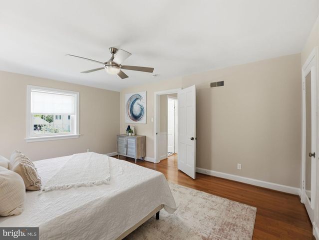 2328 S NASH ST, Arlington, VA 22202