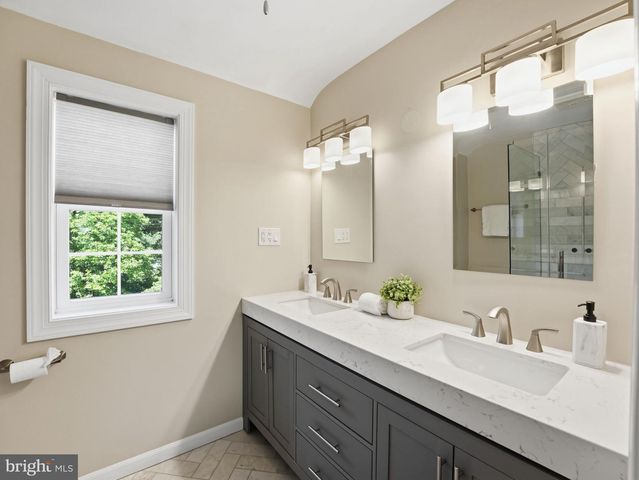 2328 S NASH ST, Arlington, VA 22202