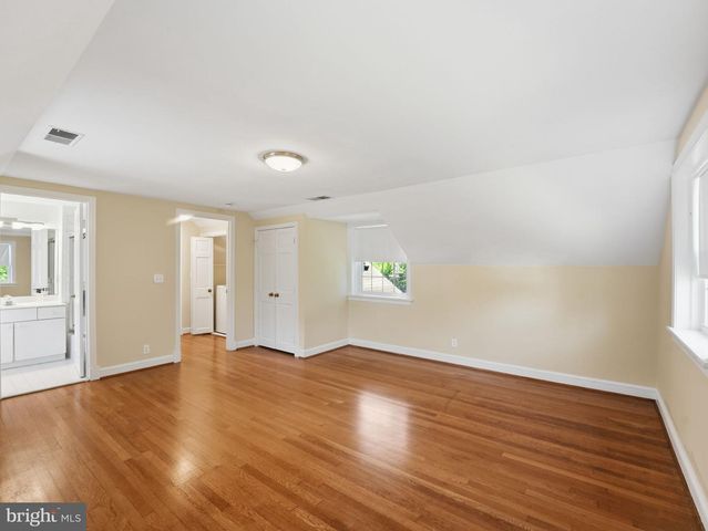 2328 S NASH ST, Arlington, VA 22202