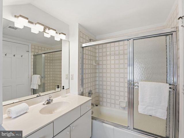 2328 S NASH ST, Arlington, VA 22202