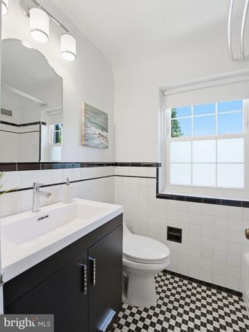 2328 S NASH ST, Arlington, VA 22202