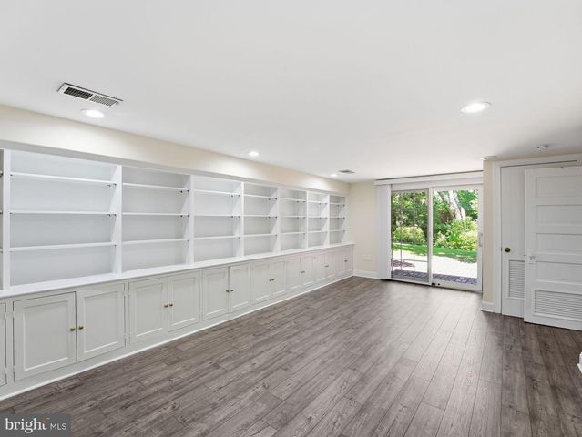 2328 S NASH ST, Arlington, VA 22202