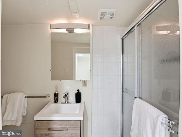 2328 S NASH ST, Arlington, VA 22202