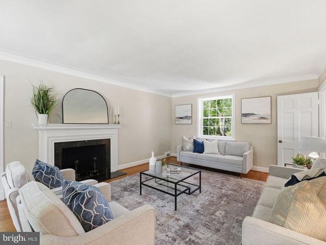 2328 S NASH ST, Arlington, VA 22202
