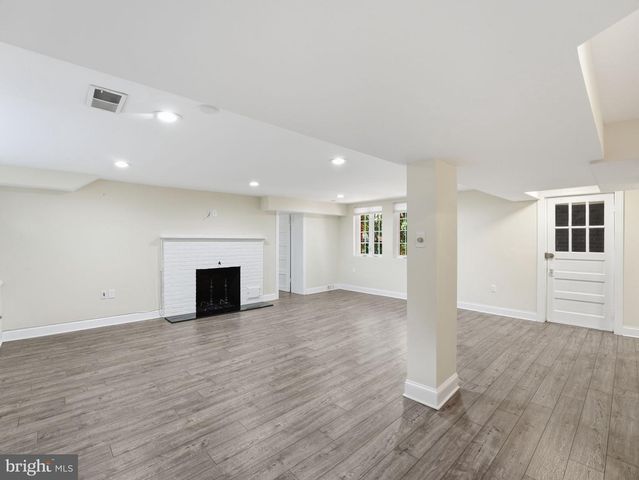 2328 S NASH ST, Arlington, VA 22202
