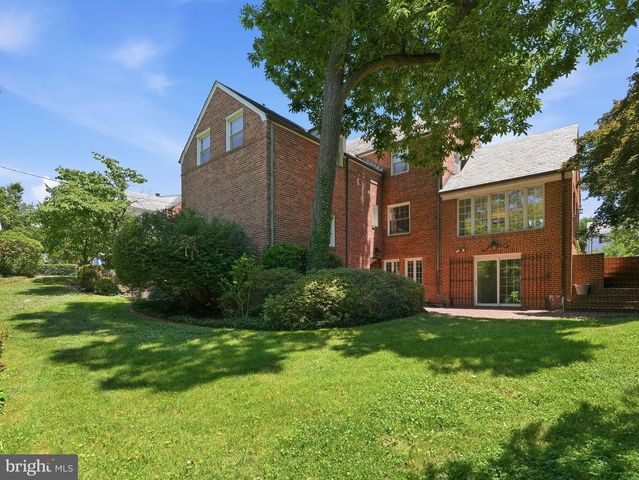 2328 S NASH ST, Arlington, VA 22202