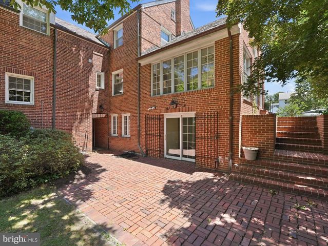 2328 S NASH ST, Arlington, VA 22202