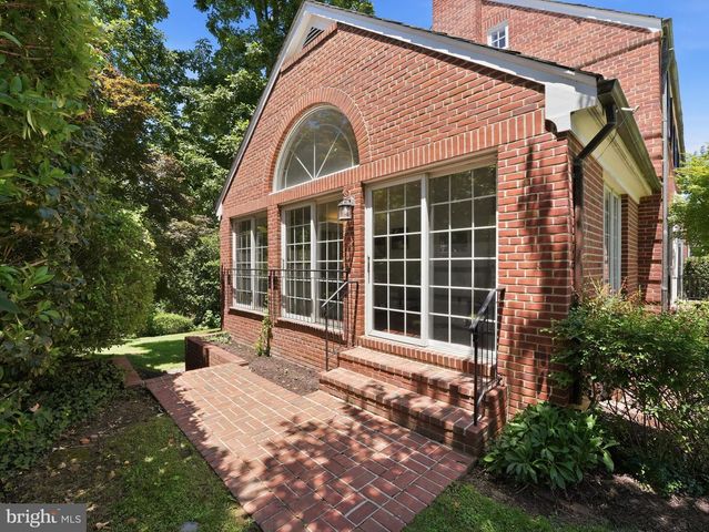 2328 S NASH ST, Arlington, VA 22202