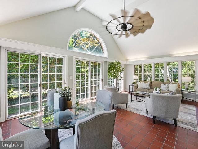 2328 S NASH ST, Arlington, VA 22202