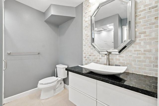 3017 N Oakland Forest Drive 102, Oakland Park, FL 33309