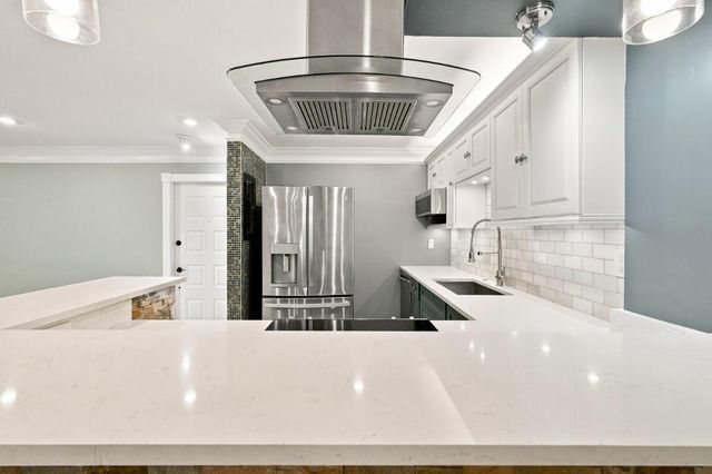 3017 N Oakland Forest Drive 102, Oakland Park, FL 33309