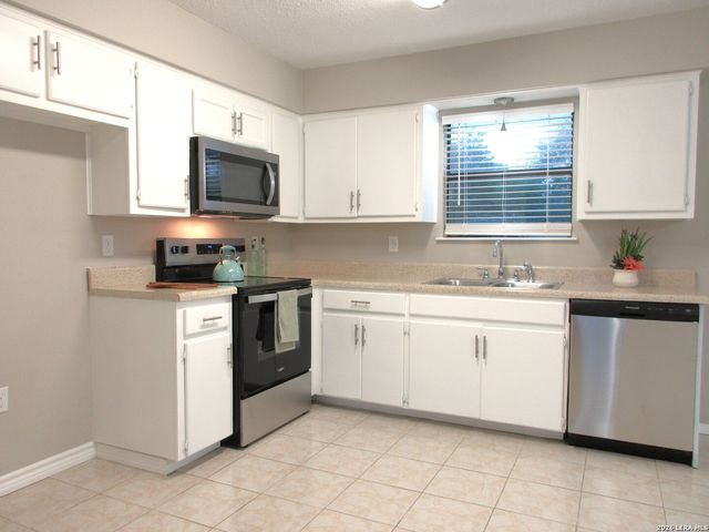 214 E SEGUIN ST, Marion, TX 78124