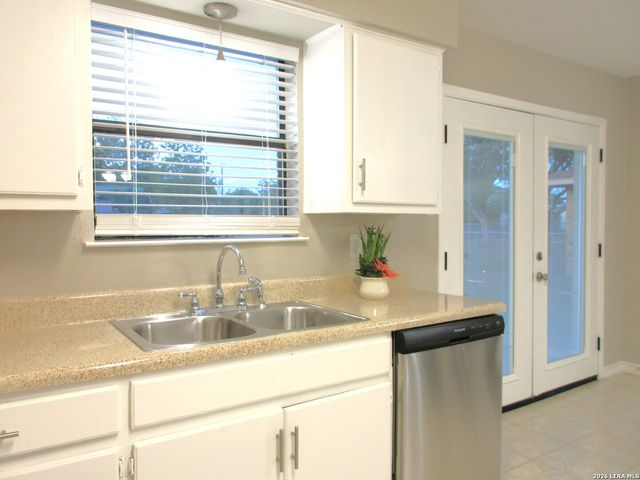 214 E SEGUIN ST, Marion, TX 78124