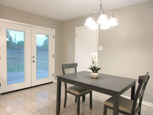 214 E SEGUIN ST, Marion, TX 78124