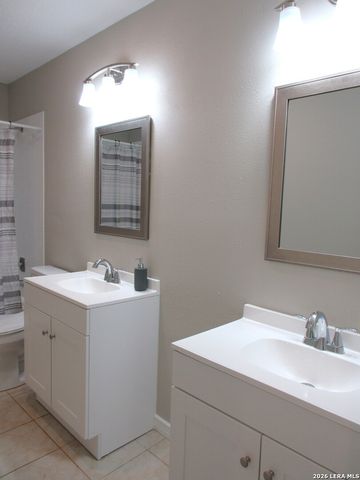 214 E SEGUIN ST, Marion, TX 78124