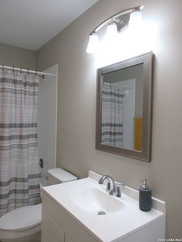 214 E SEGUIN ST, Marion, TX 78124