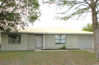 214 E SEGUIN ST, Marion, TX 78124