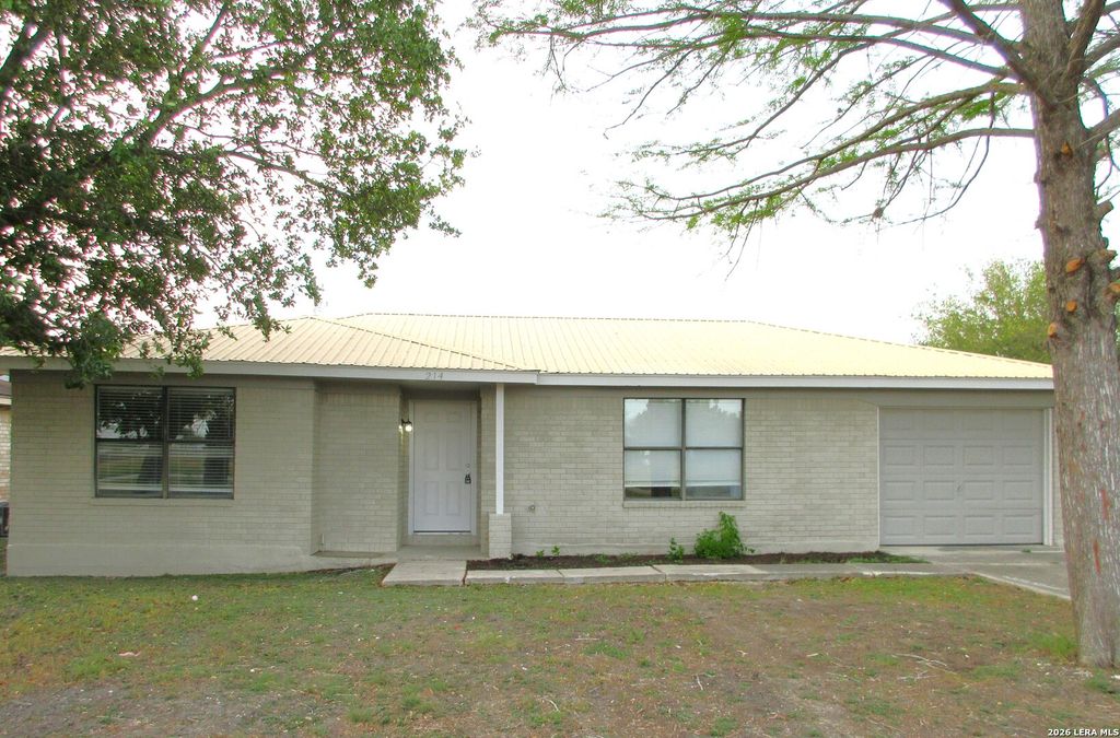 214 E SEGUIN ST, Marion, TX 78124
