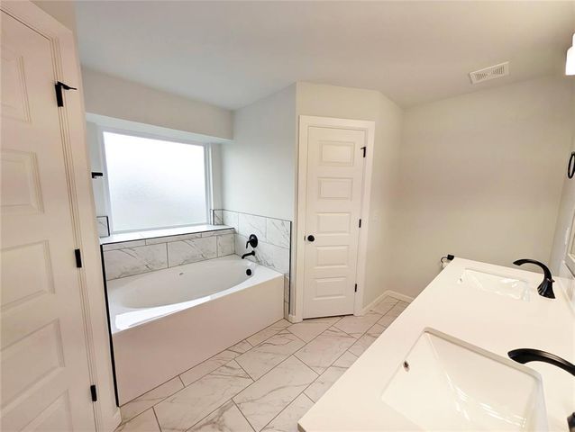 1008 Blackjack Creek Drive, Yukon, OK 73099