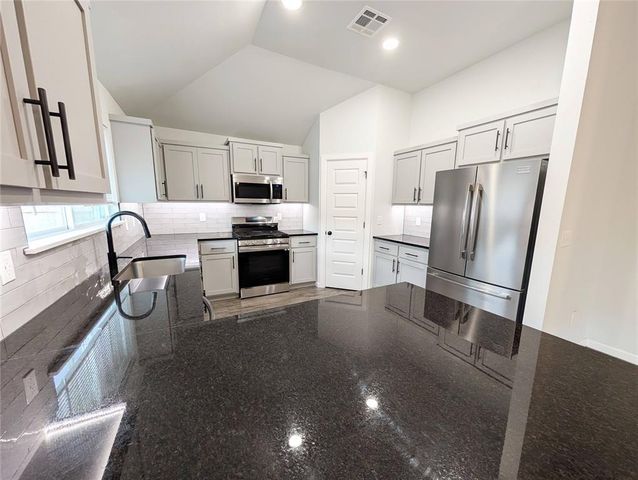 1008 Blackjack Creek Drive, Yukon, OK 73099