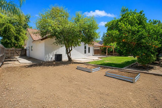 2566 Menlo Avenue, Clovis, CA 93611