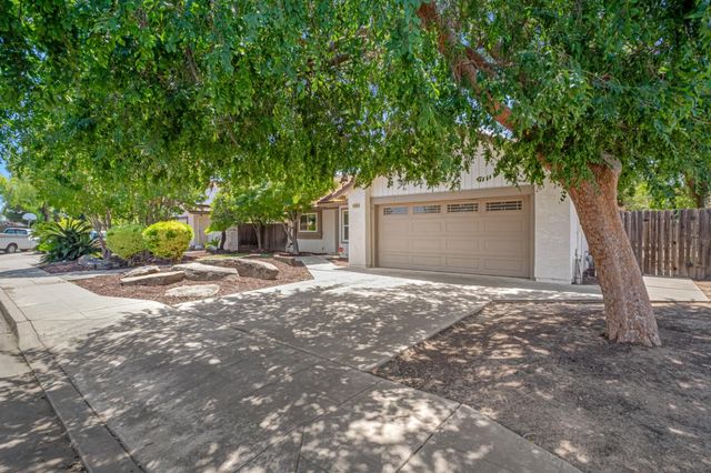2566 Menlo Avenue, Clovis, CA 93611