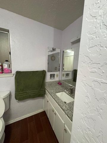 402 Virginia Street NE, Albuquerque, NM 87108