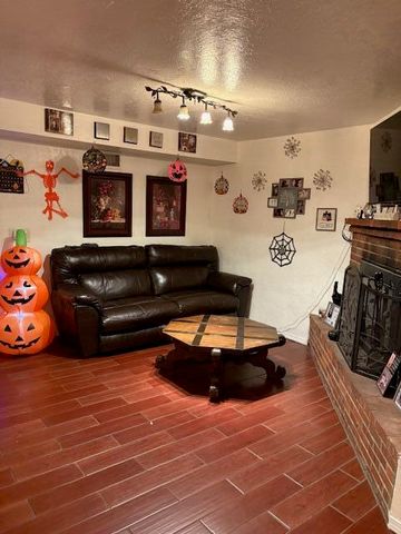 402 Virginia Street NE, Albuquerque, NM 87108