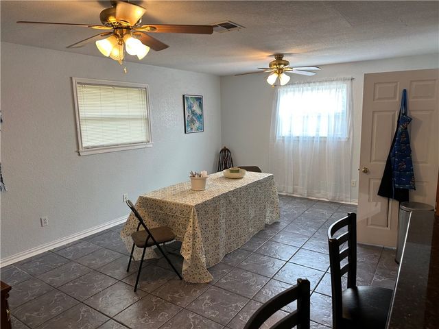 1220 W Johnston Ave, Kingsville, TX 78363