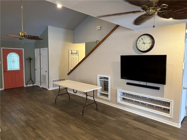 1220 W Johnston Ave, Kingsville, TX 78363