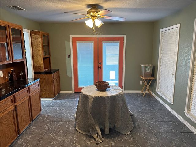 1220 W Johnston Ave, Kingsville, TX 78363