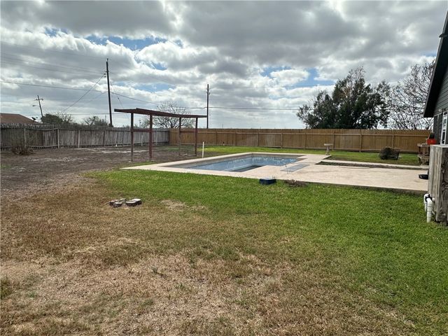 1220 W Johnston Ave, Kingsville, TX 78363