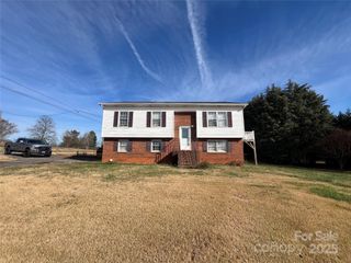 1182 Village Circle, Hickory, NC 28602