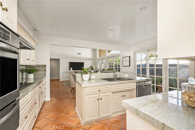 337 Vista Baya, Costa Mesa, CA 92627