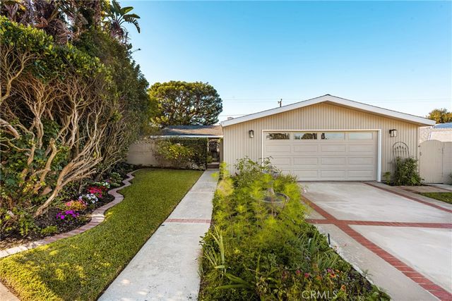 337 Vista Baya, Costa Mesa, CA 92627