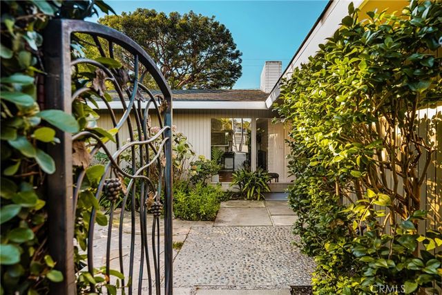 337 Vista Baya, Costa Mesa, CA 92627