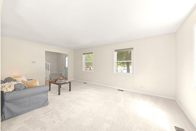 100 Ellington Drive, Schaumburg, IL 60194