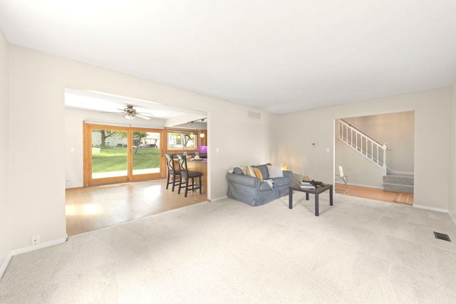 100 Ellington Drive, Schaumburg, IL 60194