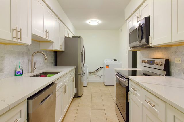 8620 W 95th Street 1A2, Hickory Hills, IL 60457