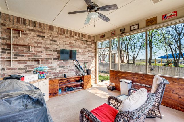 9 S Highland Drive, Sanger, TX 76266