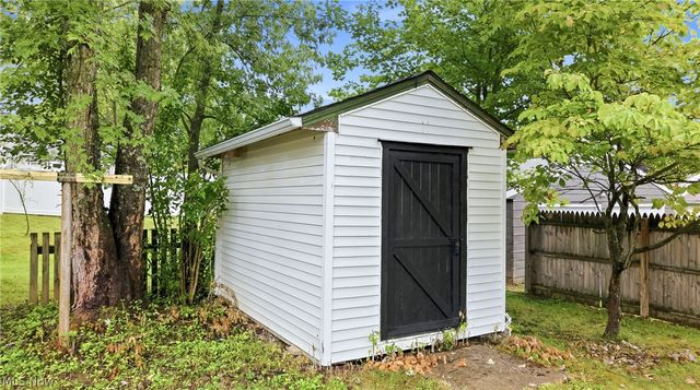 682 Burdie Drive, Hubbard, OH 44425