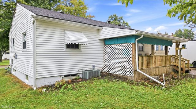 682 Burdie Drive, Hubbard, OH 44425