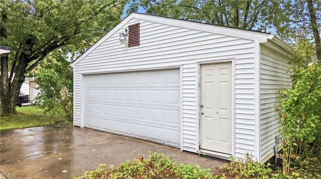 682 Burdie Drive, Hubbard, OH 44425