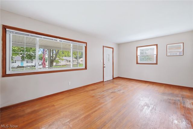682 Burdie Drive, Hubbard, OH 44425