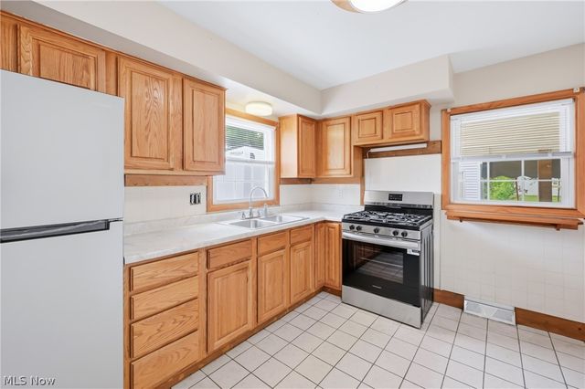 682 Burdie Drive, Hubbard, OH 44425
