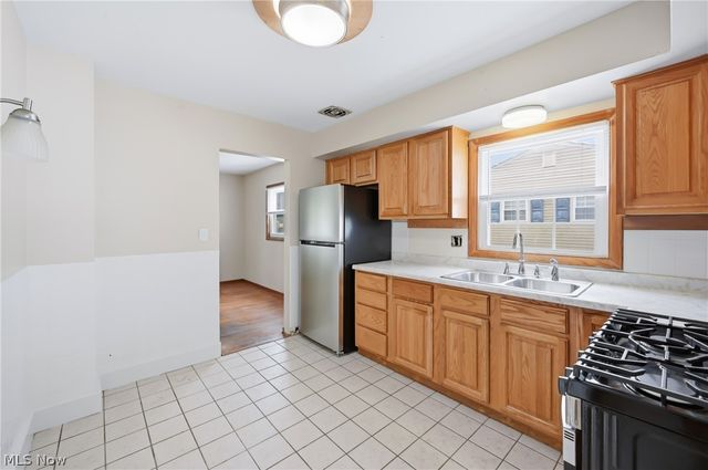 682 Burdie Drive, Hubbard, OH 44425