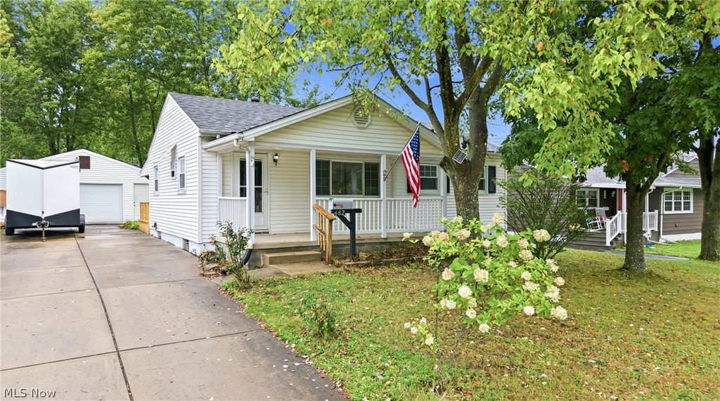 682 Burdie Drive, Hubbard, OH 44425