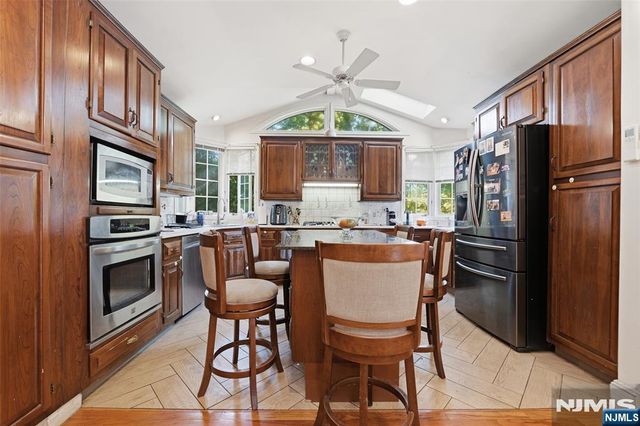 210 Leonia Avenue, Leonia, NJ 07605