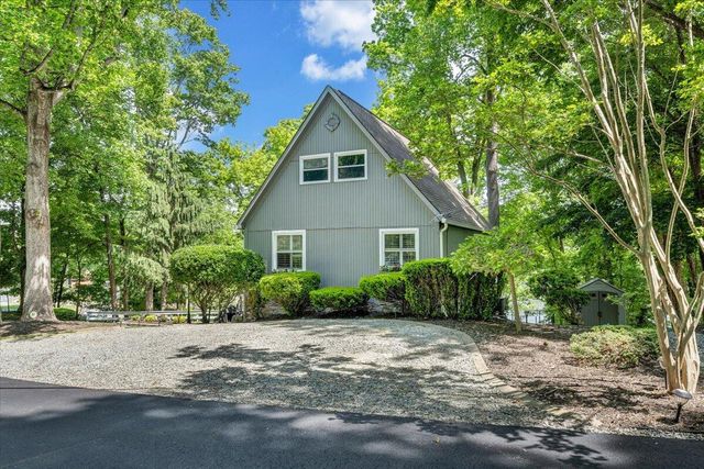 890 Long Island DR, Moneta, VA 24121